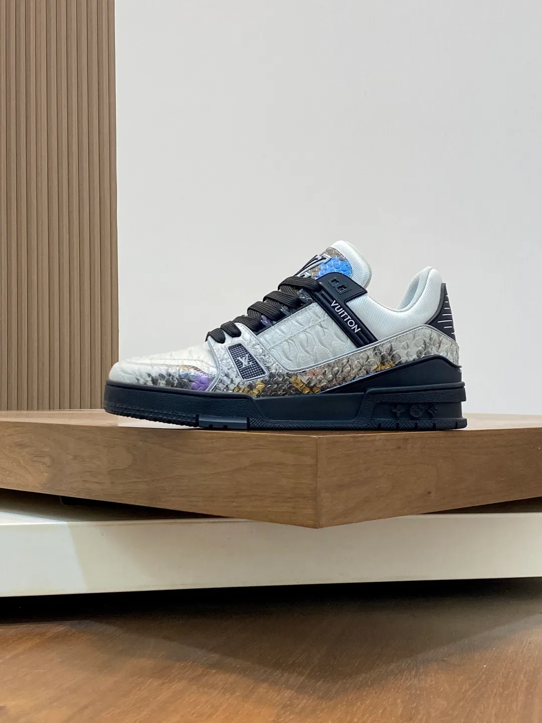 Men's shoes 💰900 LV TRAINER python pattern sneakers for men are shipped. The early version of the LV Vuitton World official website is made of gorgeous python patterns stitched together in different parts. The creative inspiration drawn from retro basketball shoes continues the classic style and incorporates colorful natural patterns to create this new sneaker. The side is decorated with the Vuitton logo, the tongue and heel are decorated with LV letters, and the classic rubber outsole is decorated with Monogram flowers. Needless to say, the comfort of Lujia's shoes is very masculine! Completely packaged! Size: 39-40-41-42-43-44 standard leather shoe size (38/45/46 can be customized and does not support returns or exchanges)